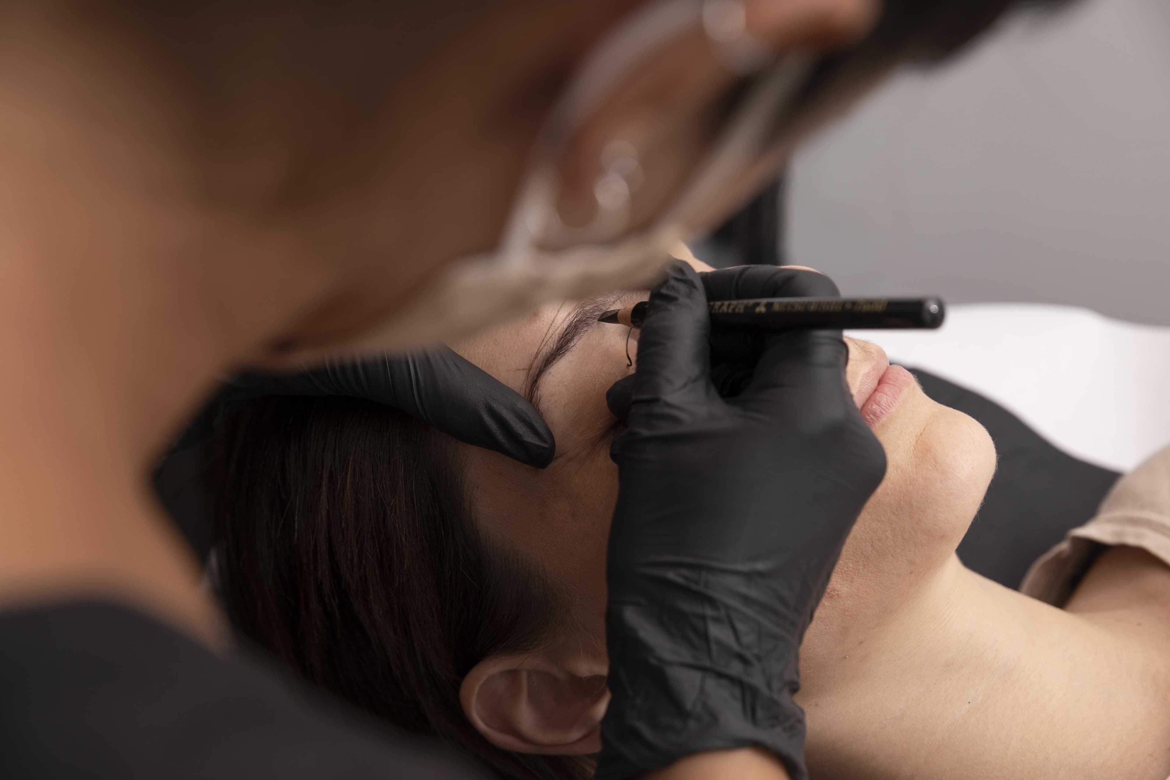 Як наносити анестетик перед перманентним макіяжем